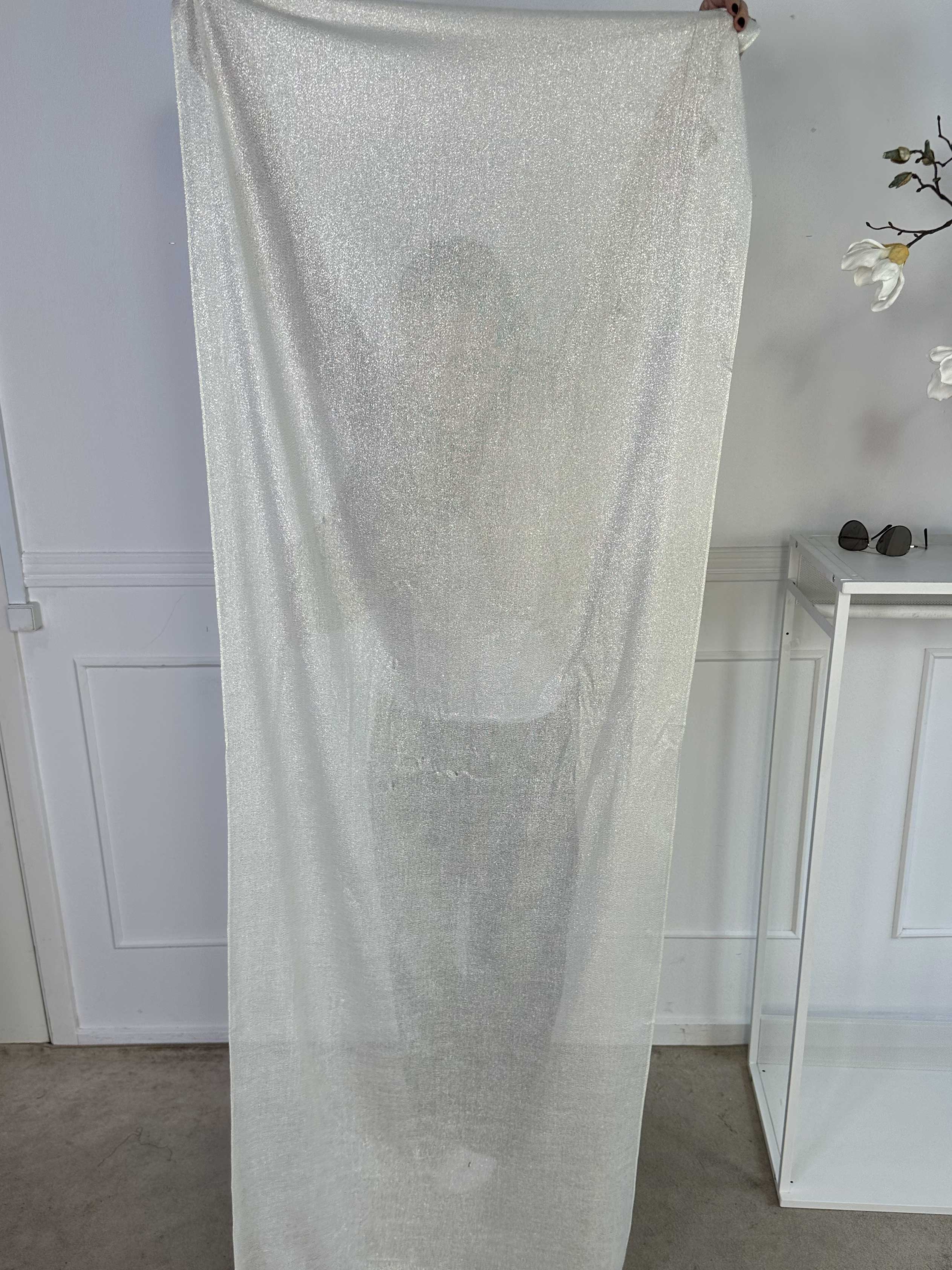 Emelia - Ljus scarf med glittertrådar